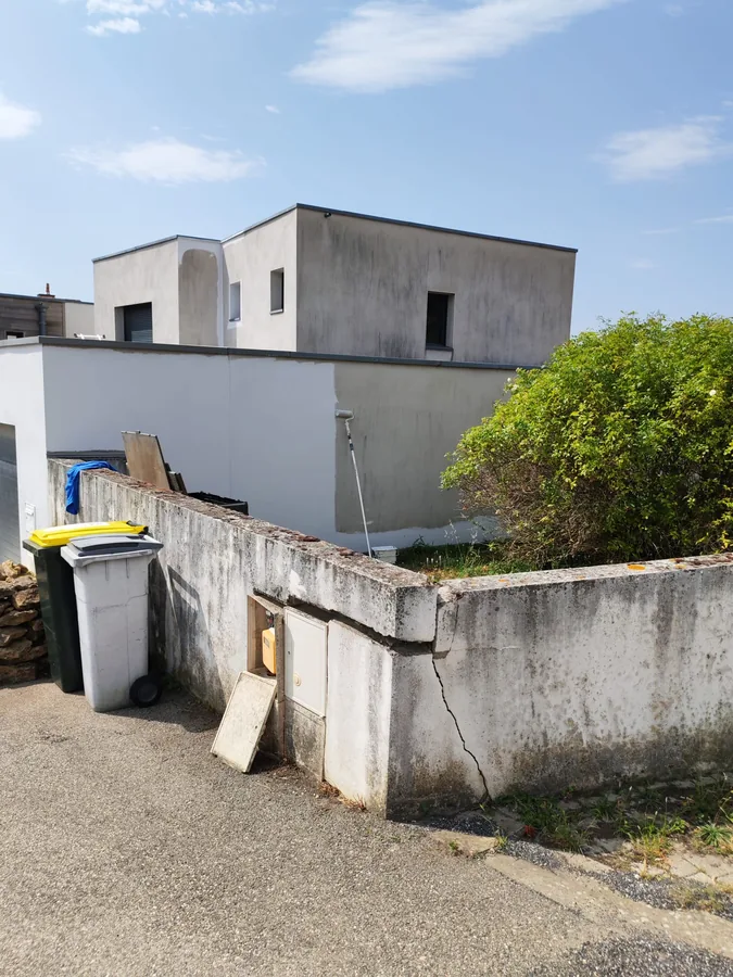 Vue d'ensemble de la maison avant travaux, façades encrassées — chantier coordonné